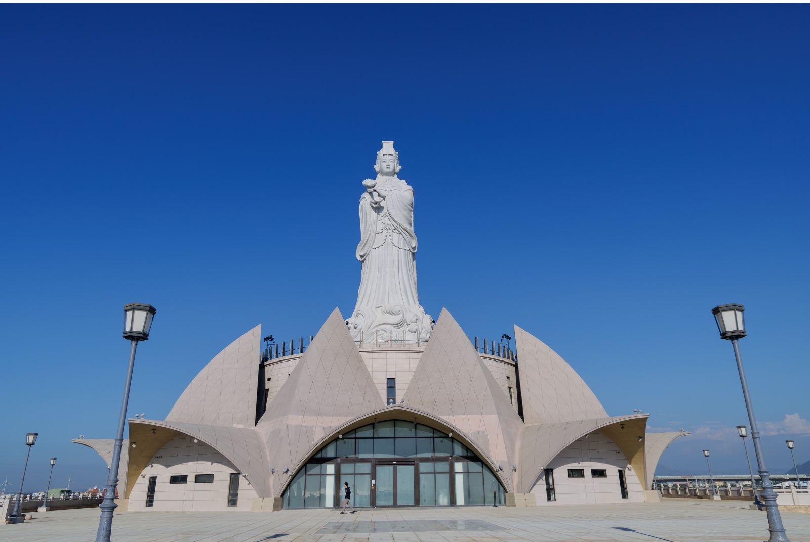 Viral Photos of Statue Boost Taichung's Coastal Travel Corridor