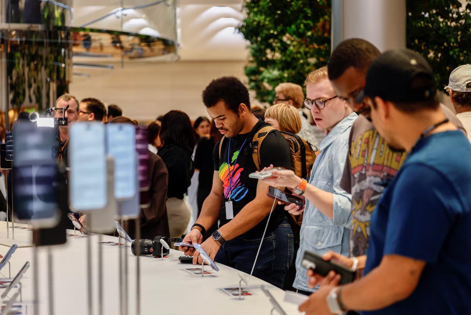 Global Smartphone Shipments Plunge 20% Amid Memory Shortage